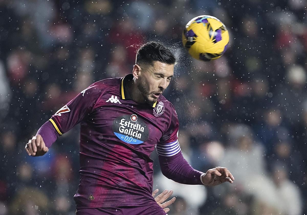Javi Sánchez despeja un balón durante el último Rayo-Real Valladolid y antes de retirarse con molestias.