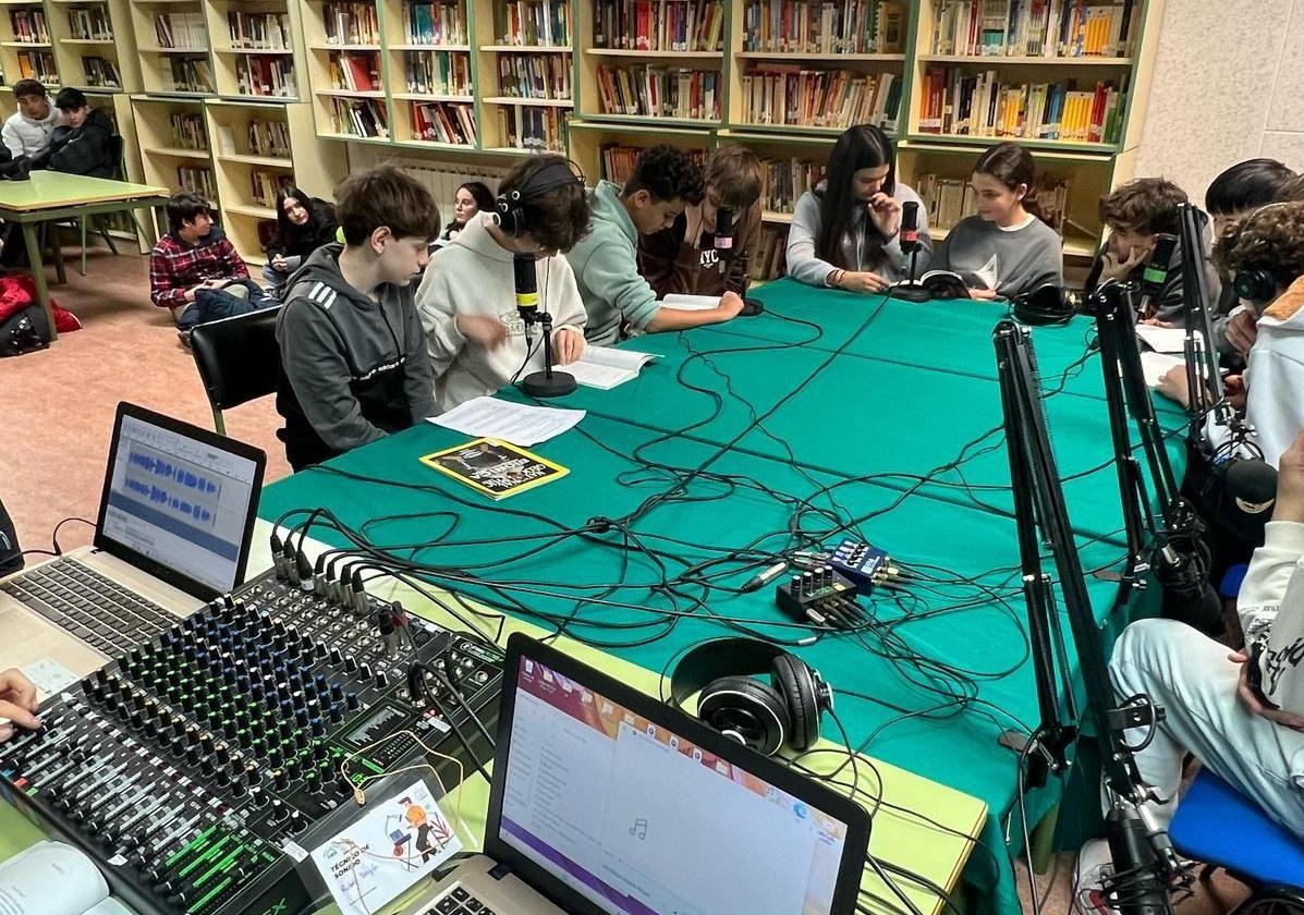 Alumnos participando en uno de los talleres de radio