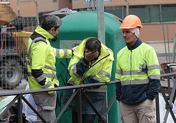 Tres compañeros del fallecido en las obras de la red de calor de Villa del Prado en mayo del año pasado lloran su pérdida.