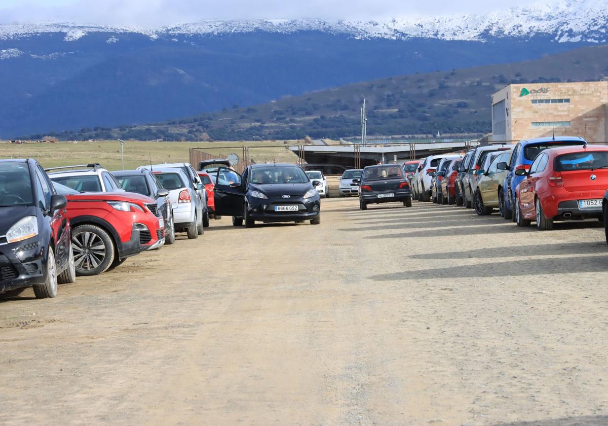 Decenas de coches, aparcados en la vía pecuaria junto a la estación.