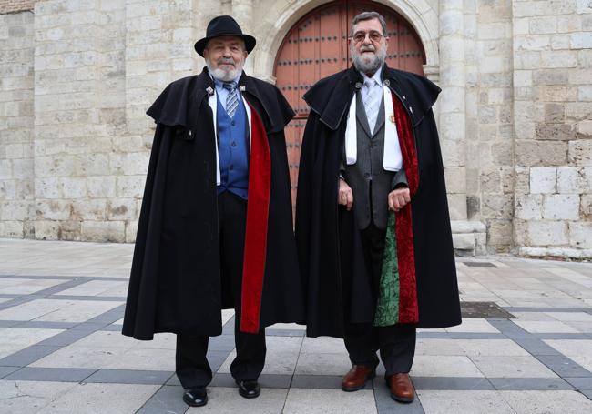 Pablo Alonso, presidente de la Asociación Amigos de la Capa de Valladolid, junto a Fermín Álvaro, secretario, que viste la capa con los embozos vallisoletanos