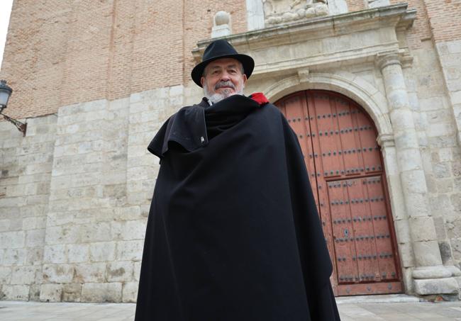 Pablo Alonso, con su capa embozada para protegerse del frío