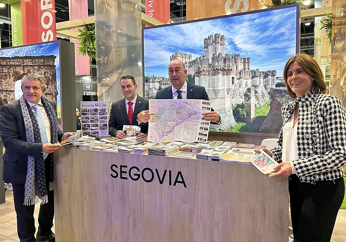 El presidente de la Diputación, Miguel Ángel de Vicente (centro), junto a otros diputados en un evento en Madrid.