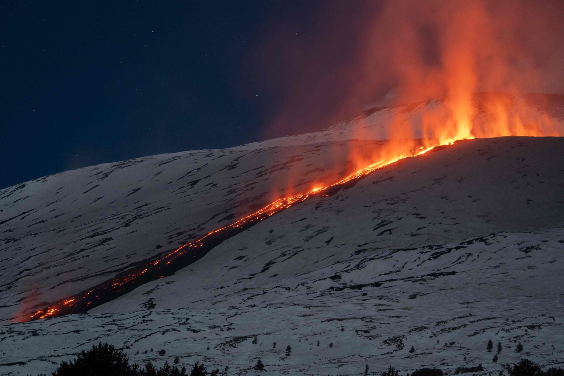 La lava surgiendo de una fractura de la ladera