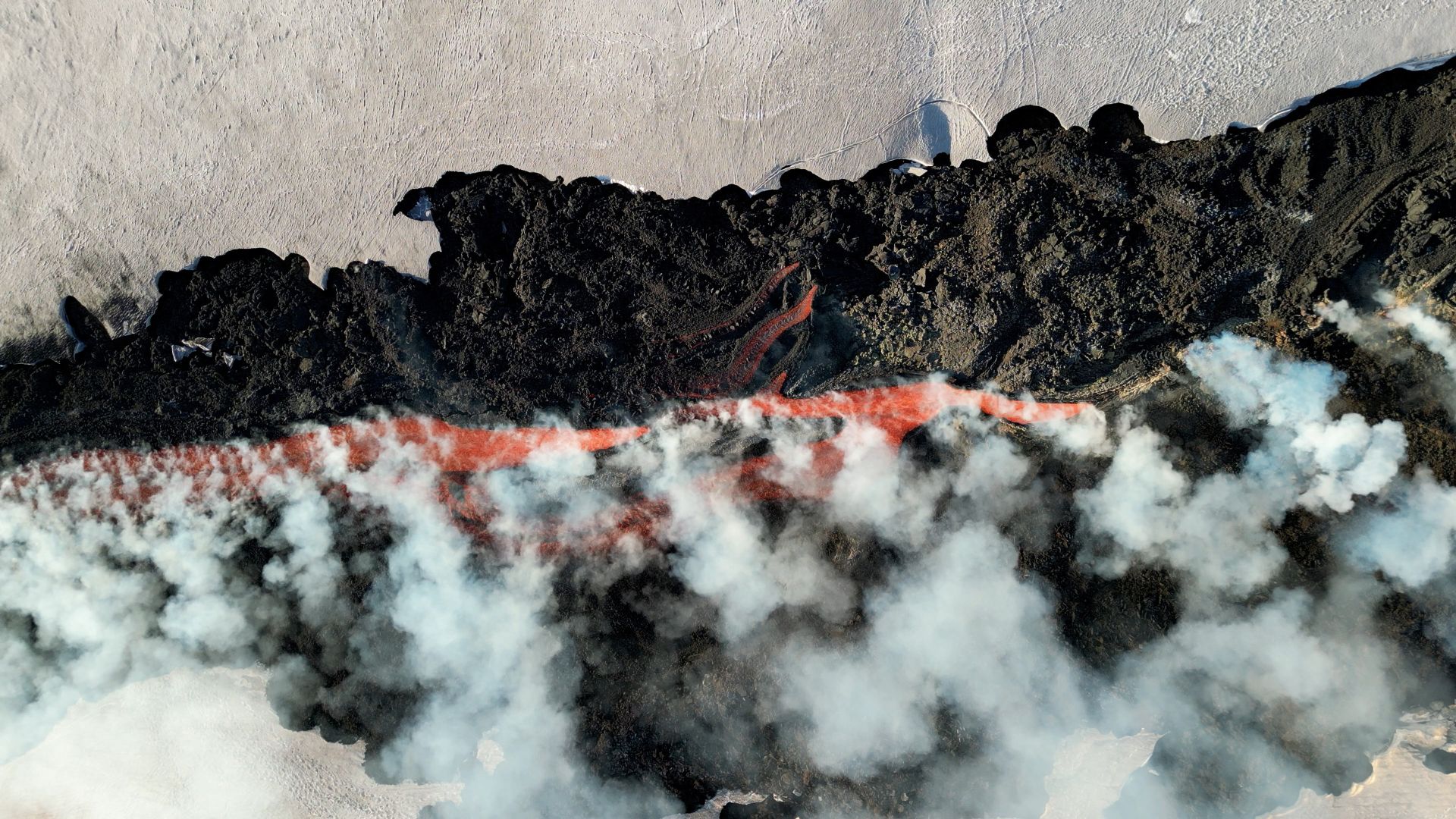 La lava surgiendo de una fractura de la ladera