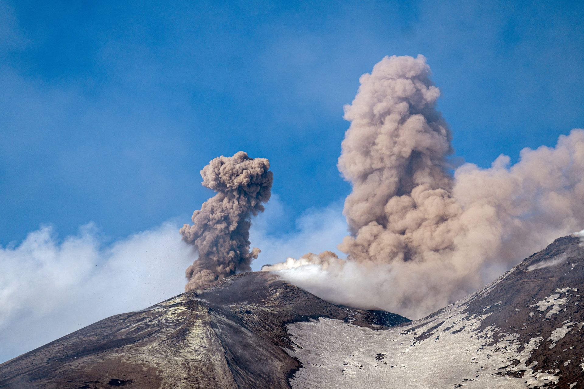 Humo y cenizas saliendo del volcán.