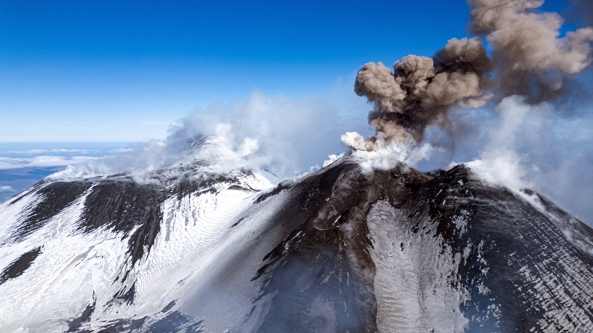 Humo y ceniza saliendo del volcán