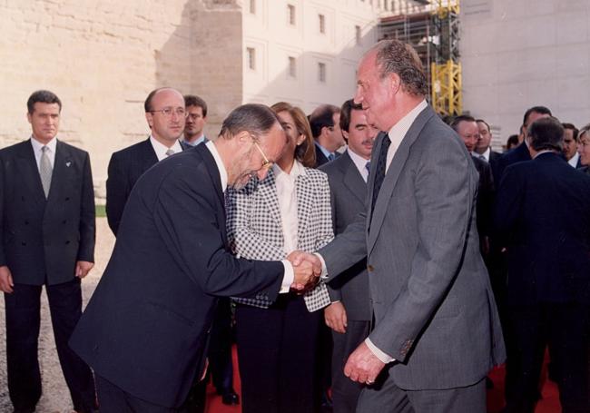 El alcalde de Valladolid, Francisco Javier León de la Riva saluda a el Rey Don Juan Carlos I con motivo de la inauguración de la estatua de los reyes.