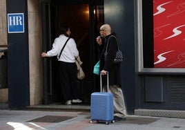 Dos turistas acceden a un hotel de Palencia el pasado mes de octubre.