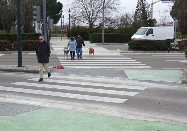 El paso, ya remodelado, de la avenida de Zamora, del lado del Camino Viejo de Simancas y la parte posterior de Vallsur.