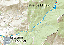 Agentes medioambientales observan el agua embalsada en El Tejo.