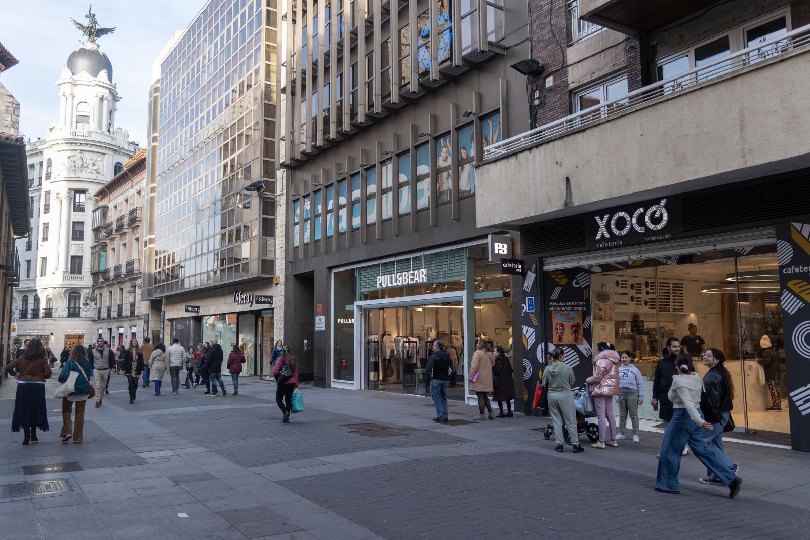 Comercios en la calle Santiago, donde más del 85% de los establecimientos son franquicias.