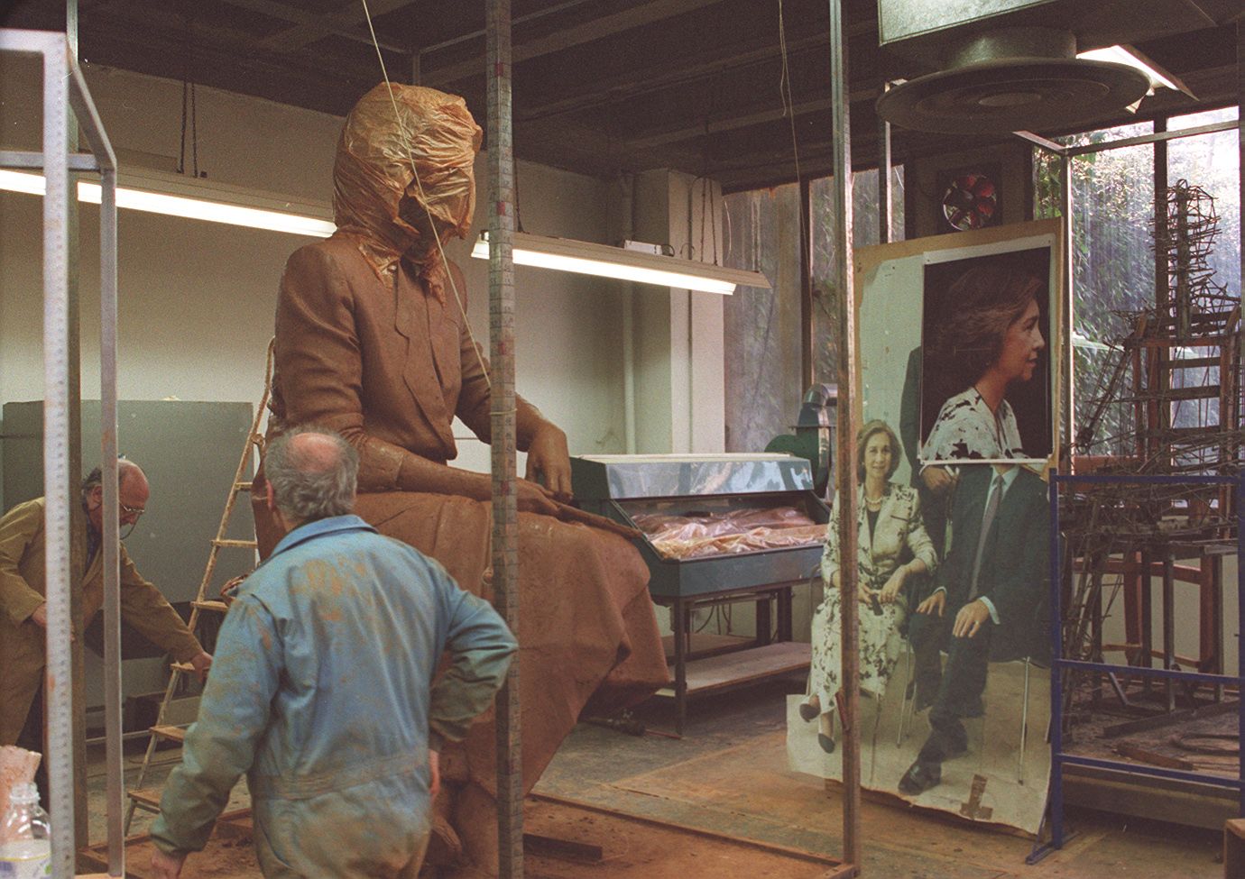 Trabajos de creación de la escultura en homenaje a los Reyes de España realizada por los escultores Antonio López García y los hermanos Julio y Francisco.