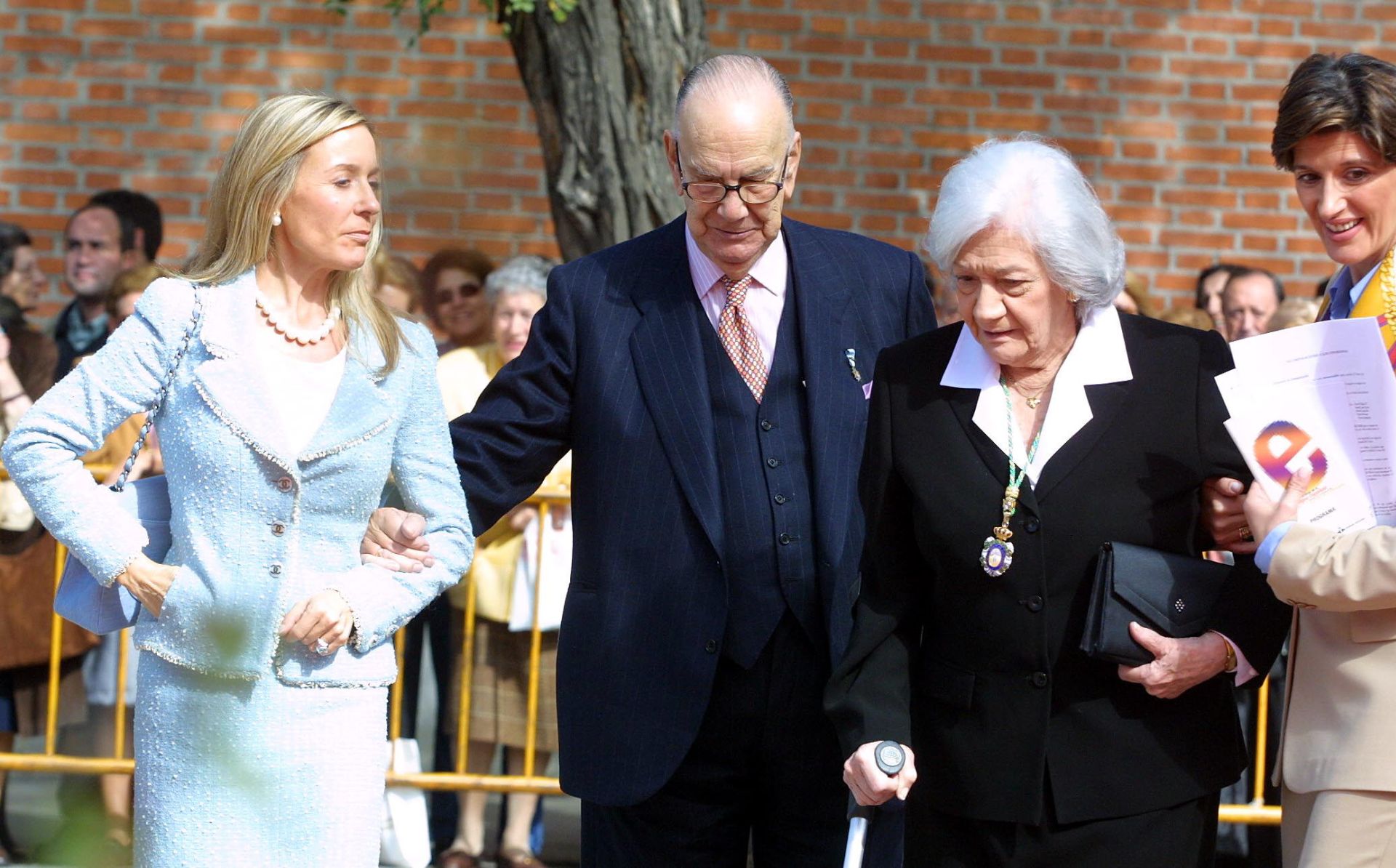 Marina Castaño, Camilo José Cela y Ana María Matute entran en el Teatro Calderón para asistir al II Congreso Internacional de la Lengua Española.