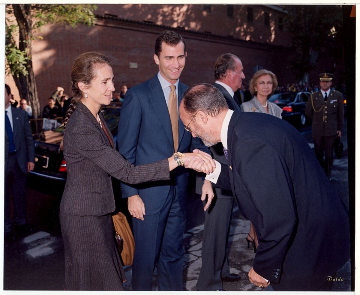 El alcalde de Valladolid Francisco Javier León de la Riva, saluda a la Infanta Elena, en presencia del Príncipe de Asturias y de los Reyes Juan Carlos I y Sofía de Grecia, a su llegada al museo para la presenciación de la escultura.