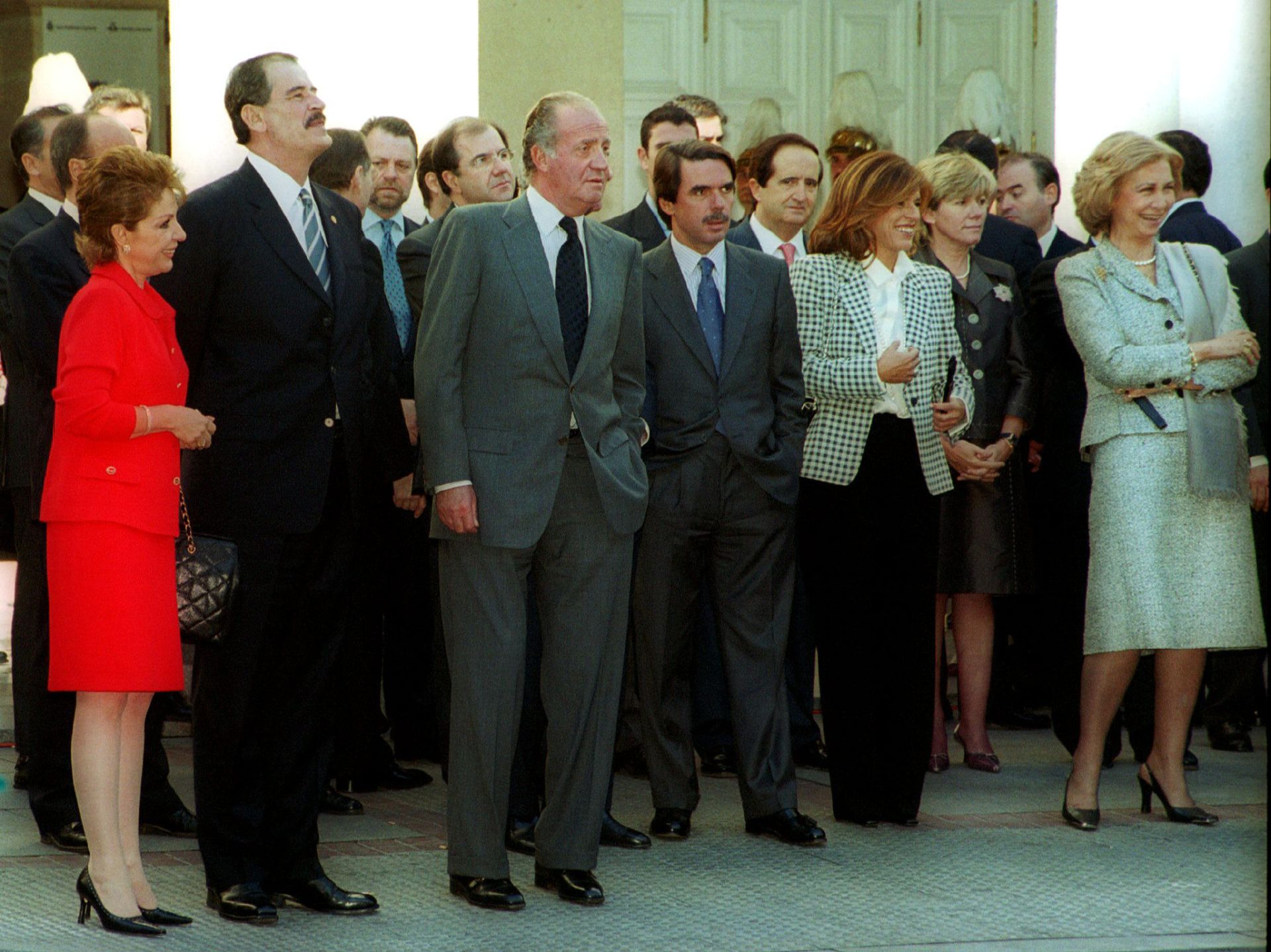 Los reyes acompañados del presidente del Gobierno, José María Aznar, y su esposa Ana Botella, el presidente de México, Vicente Fox, y su esposa en la inauguración del II Congreso Internacional de la Lengua Española. 