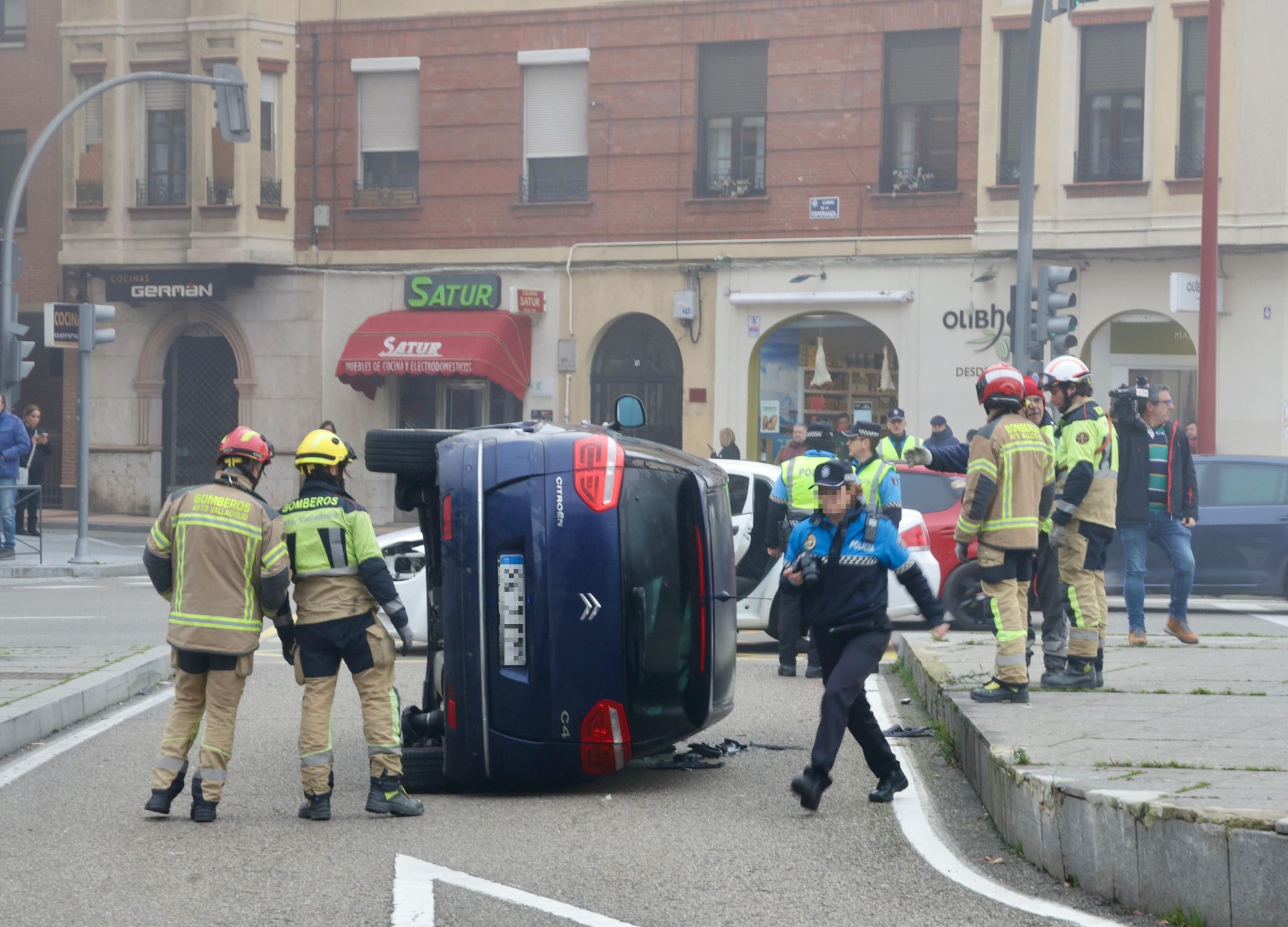 Las fotos del vuelco de un coche en el que viajaban menores en el Paseo de Zorrilla