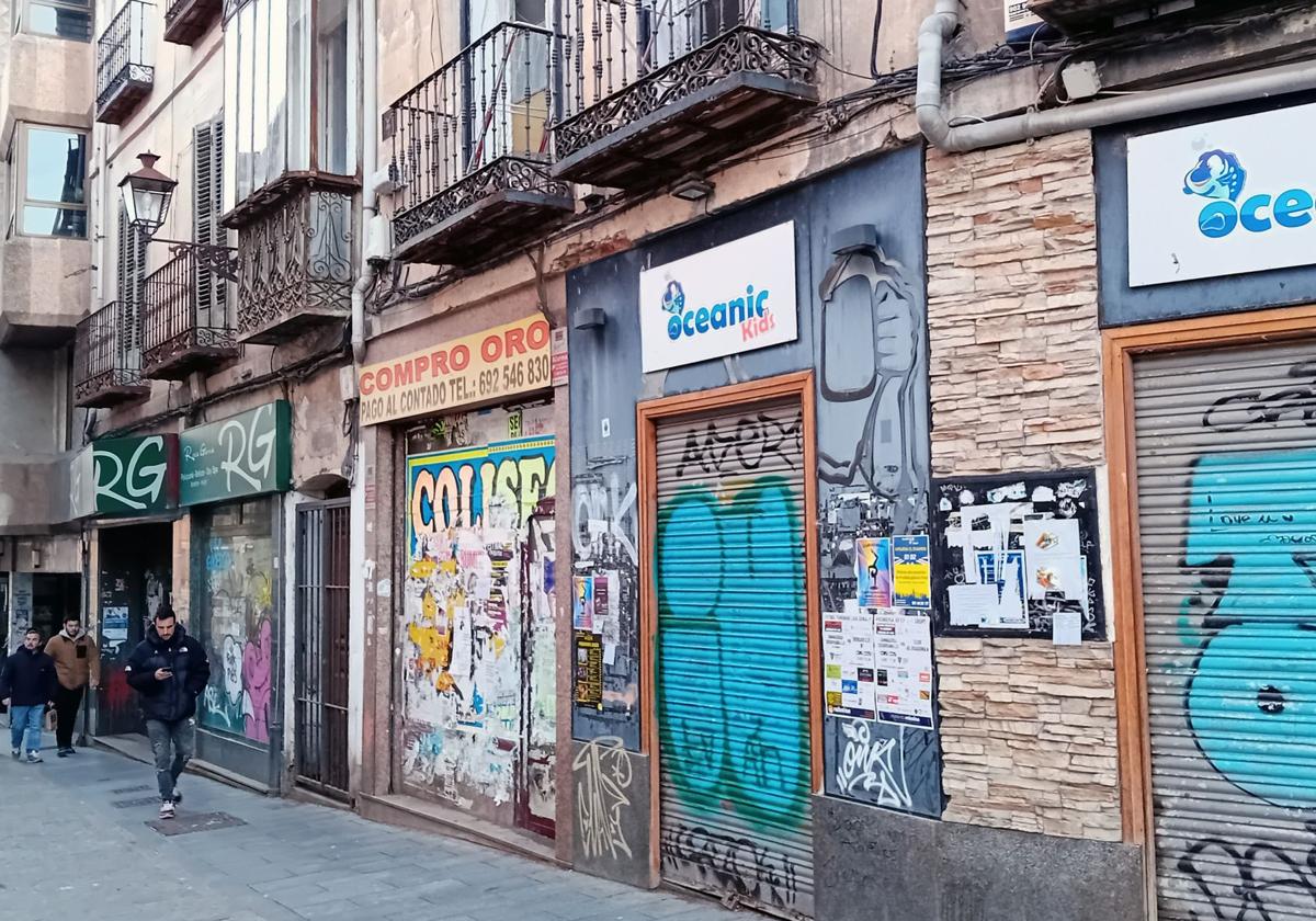 Comercios cerrados en una calle de Segovia.