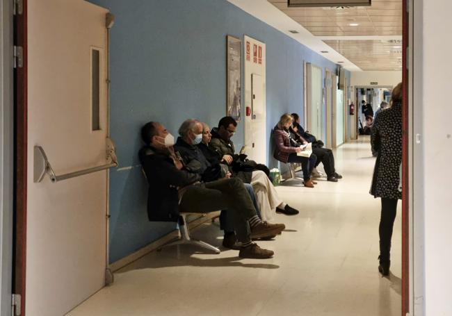 Pacientes esperando en las urgencias del Río Hortega en la semana de más diagnósticos de virus respiratorios.