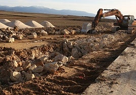 Una excavadora trabaja en la actualidad en la urbanización de la ampliación del polígono de Los Hitales, en Bernuy de Porreros.