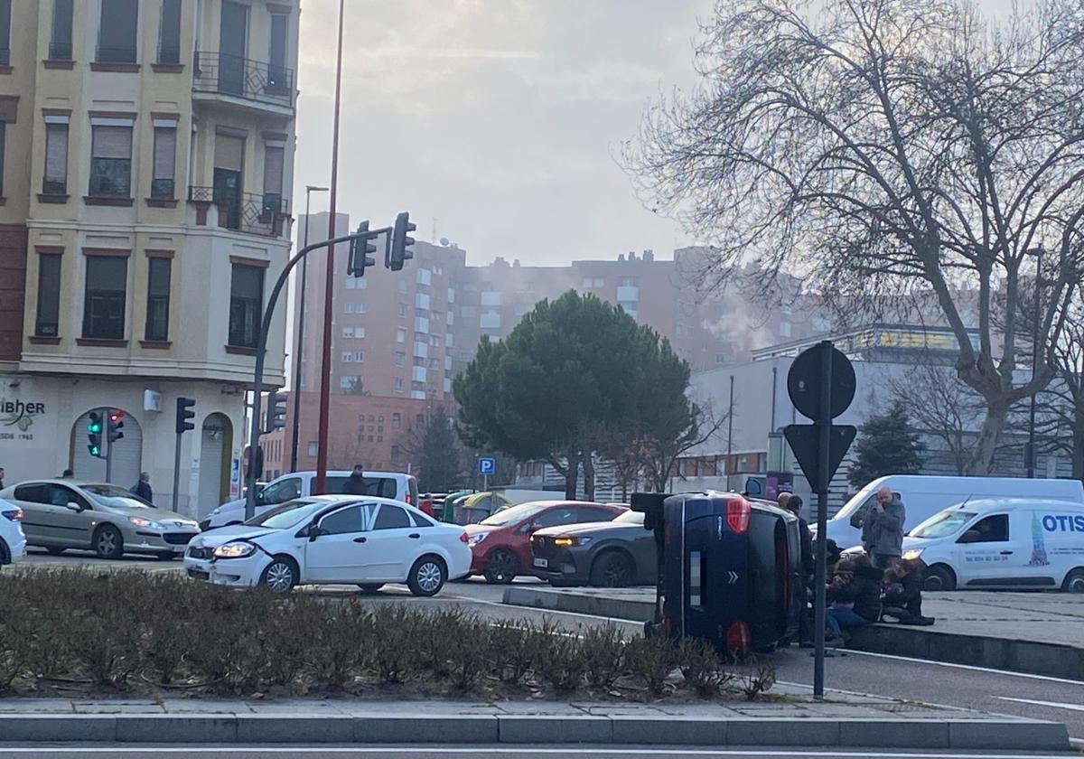 Las fotos del vuelco de un coche en el que viajaban menores en el Paseo de Zorrilla