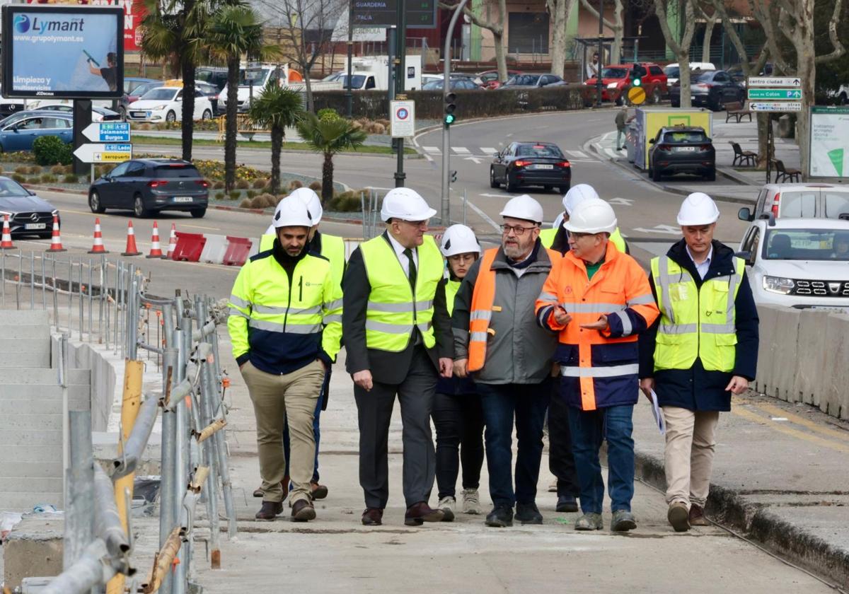 El alcalde de Valladolid, Jesús Julio Carnero, ha visitado este viernes las obras en el Arco de Ladrillo.