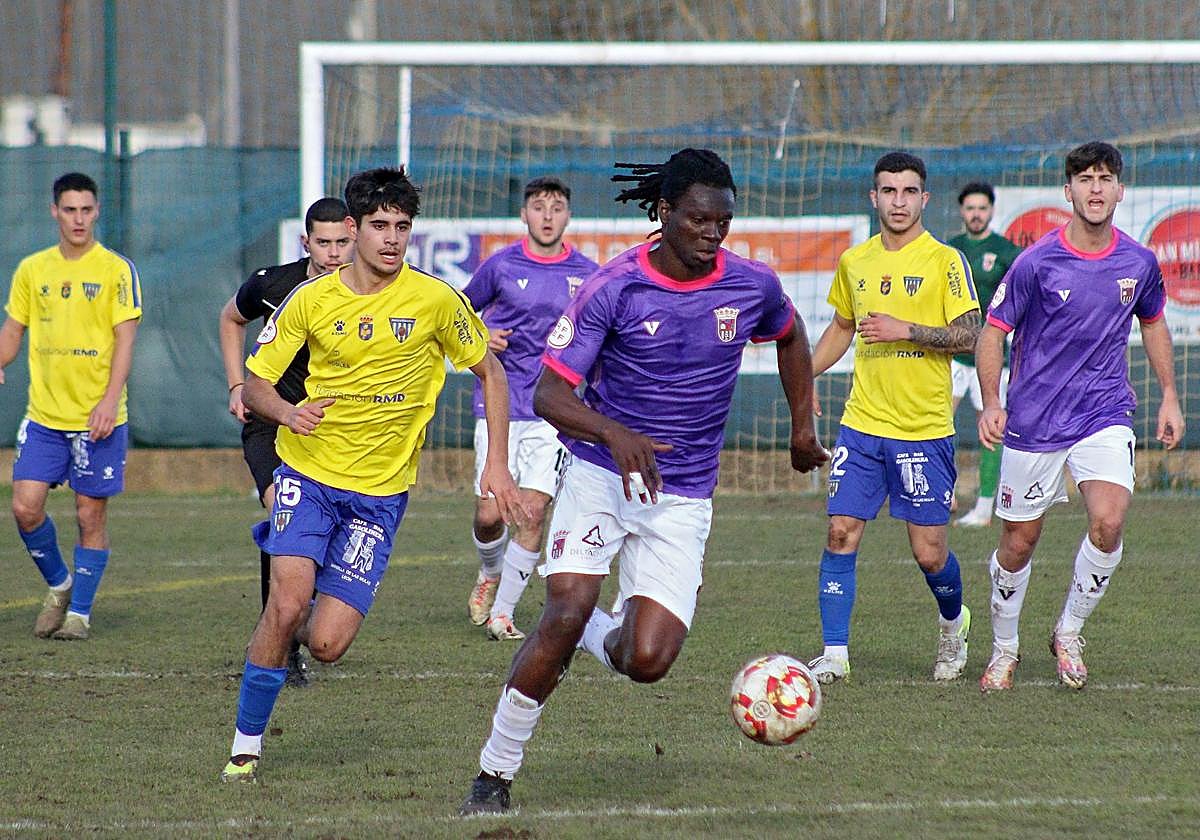 Romaric conduce la pelota perseguido por los rivales.