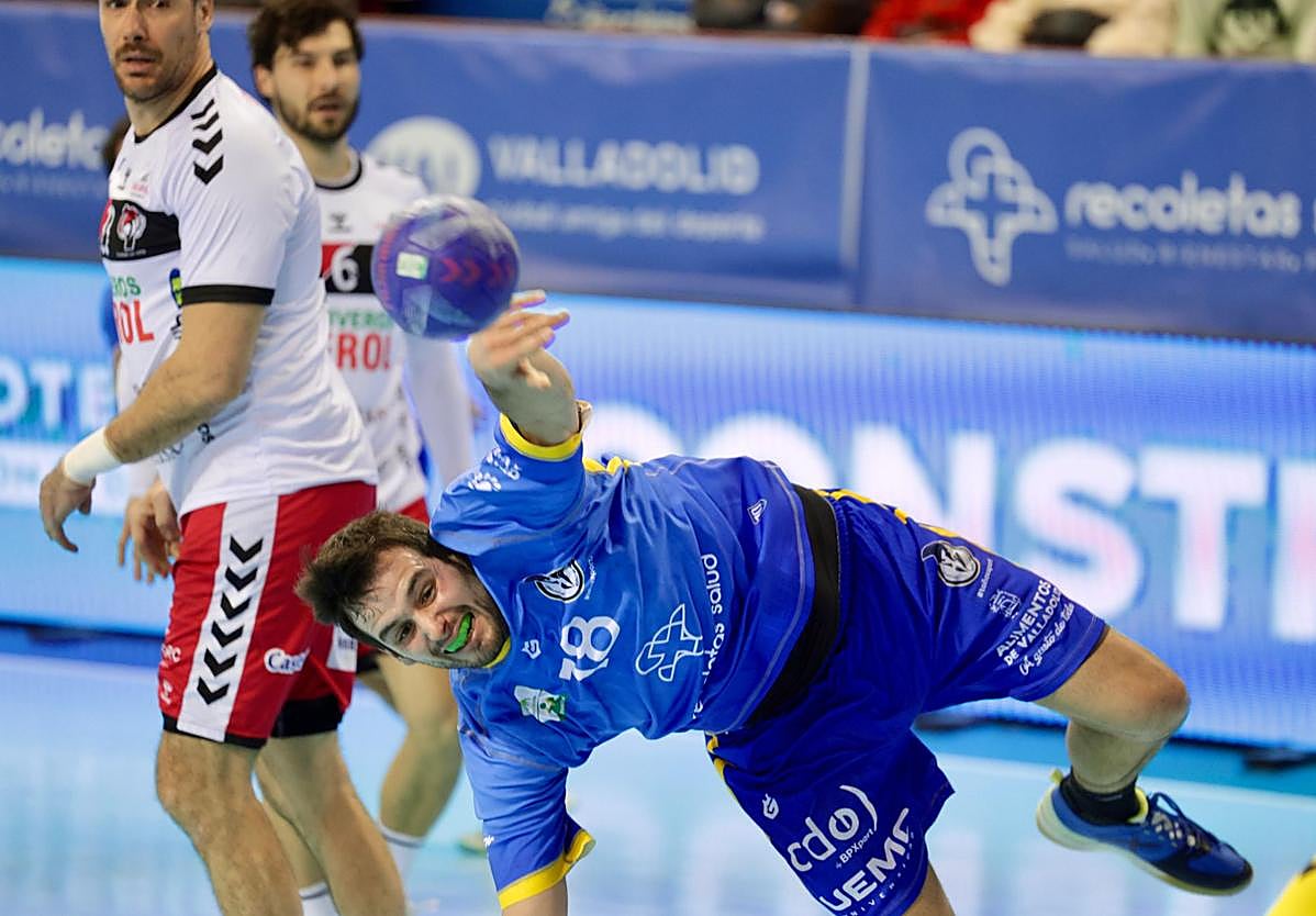 Álvaro Martínez remata de manera acrobática.