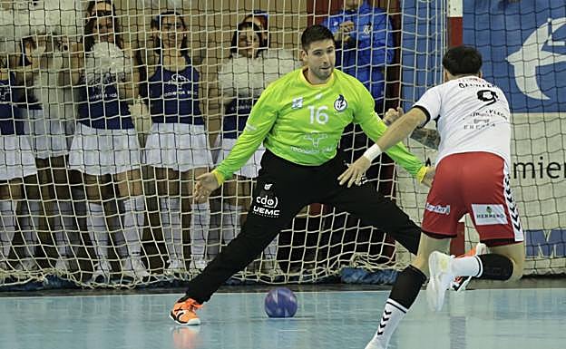 César Pérez, antes de detenerle el penalti clave a Dani Pérez.