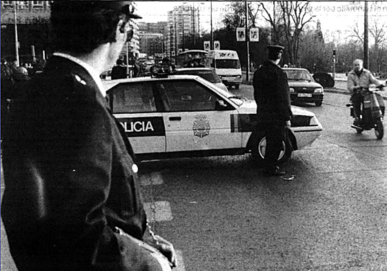 Un amplio dispositivo policial en el paseo de Isabel la Católica busca a unos presos fugados en el año 1991.