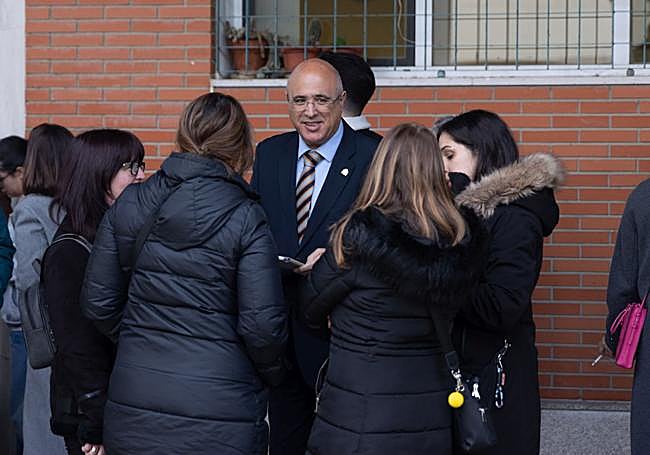 El subdelegado de Gobierno, Jacinto Canales, conversa con varias aspirantes a la prueba.