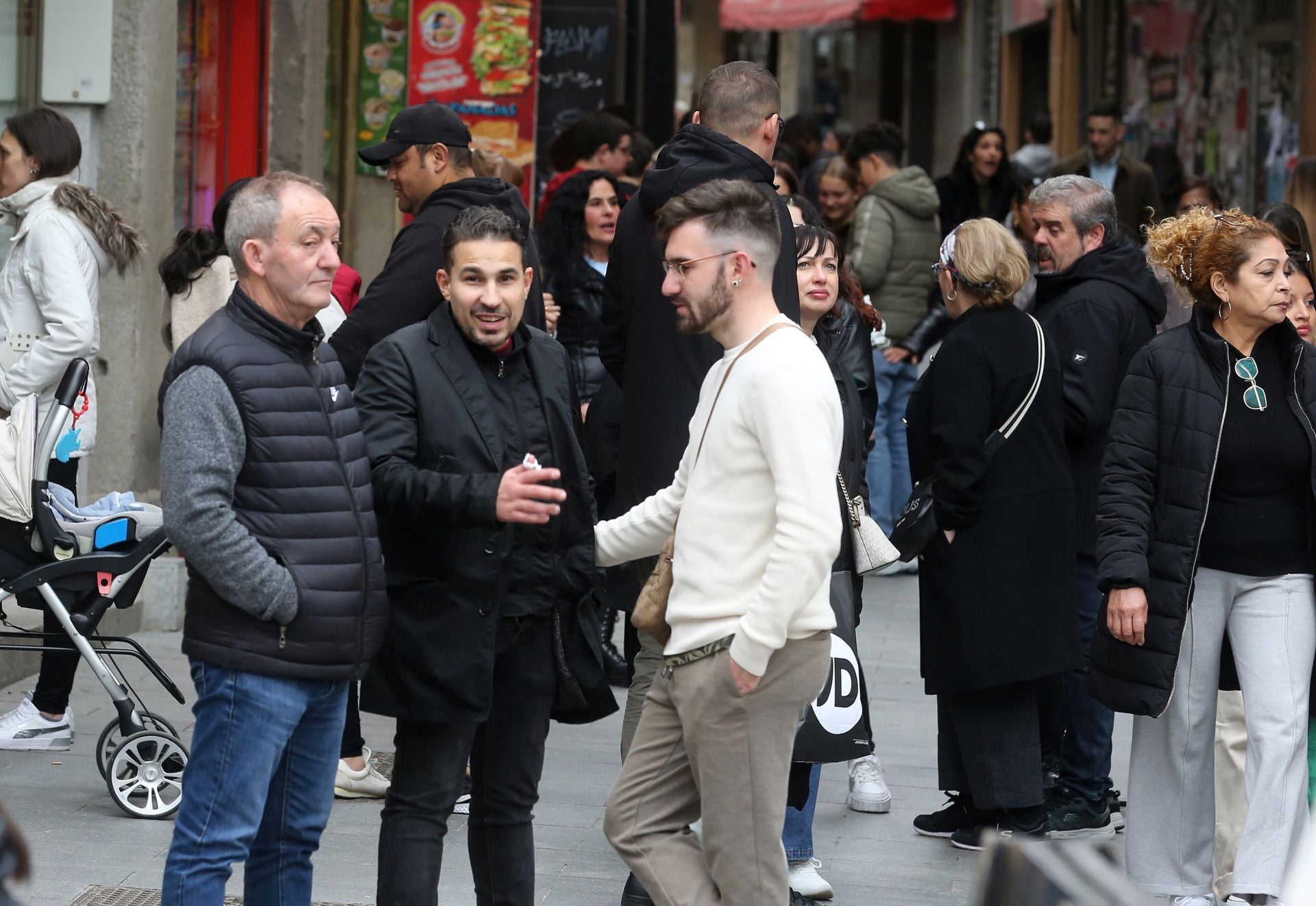 El buen tiempo llena de turistas las calles de Segovia