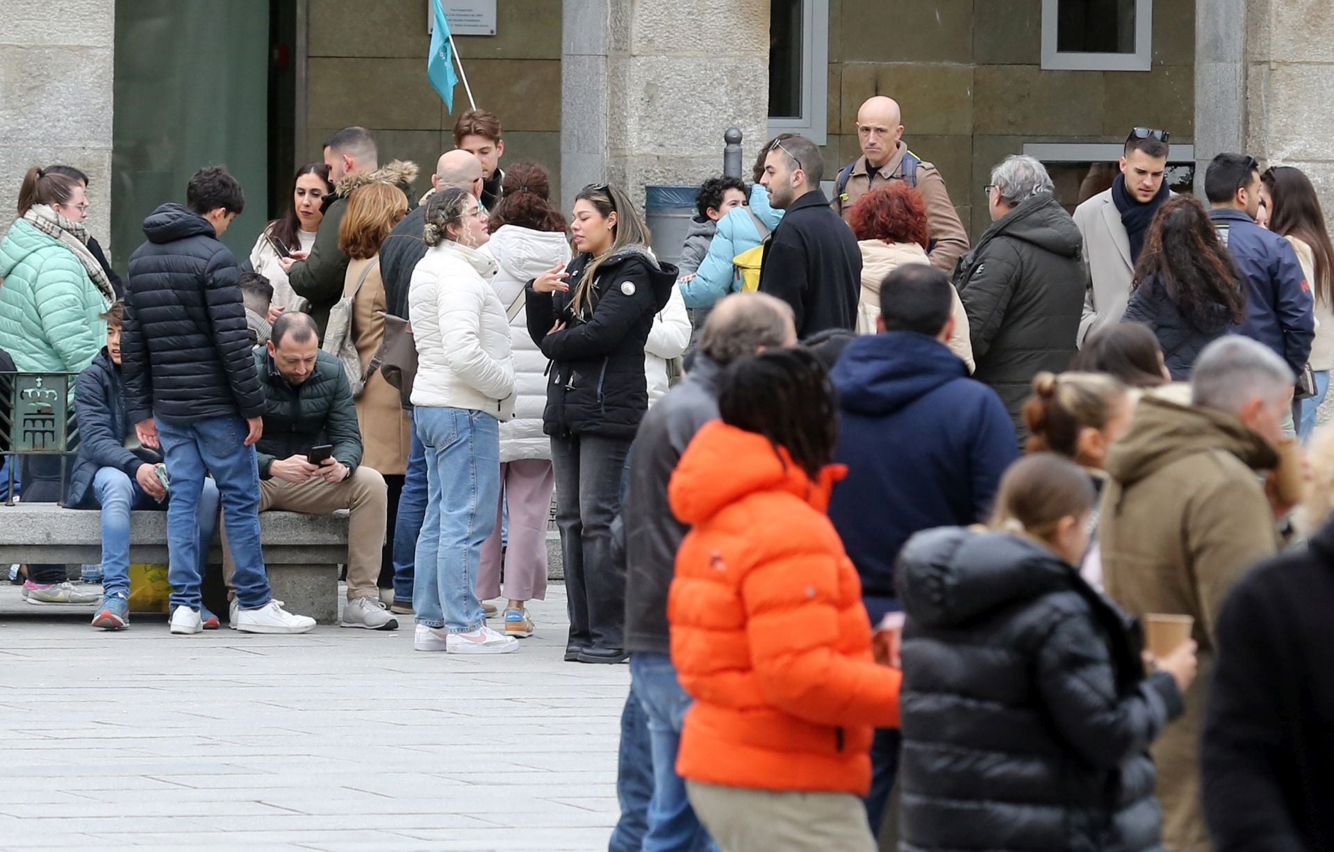 El buen tiempo llena de turistas las calles de Segovia