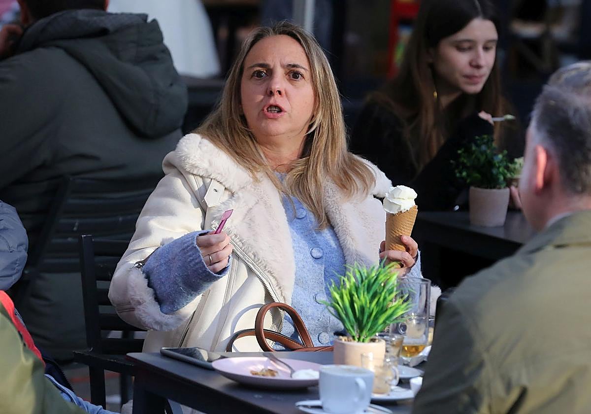 El buen tiempo llena de turistas las calles de Segovia