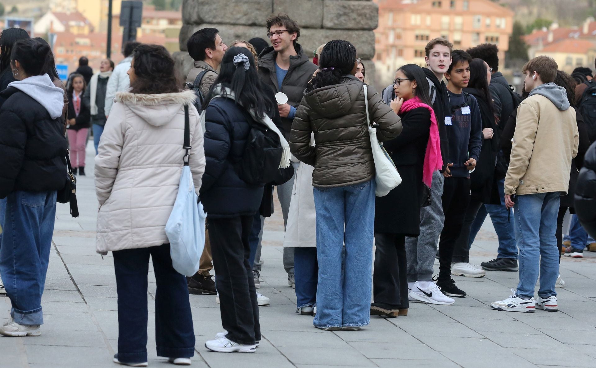 El buen tiempo llena de turistas las calles de Segovia