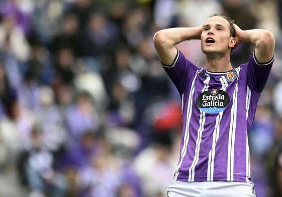 Latasa se lamenta tras una ocasión fallada por el Real Valladolid ante el Sevilla.