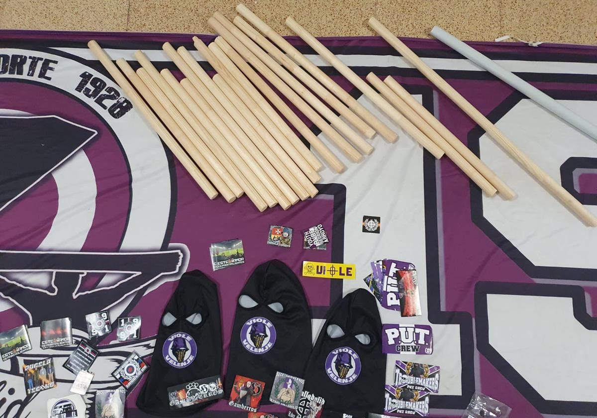 Pasamontañas y palos de madera requisados por la Policia Municipal de Valladolid.