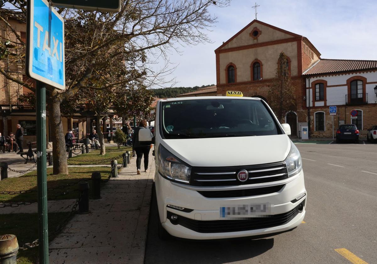 Un taxi a la espera de clientes en la parada de Saldaña.