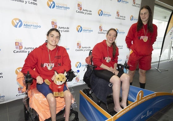 Marta Fernández, en el centro, junto a Julia Campo y Yaiza Mata.