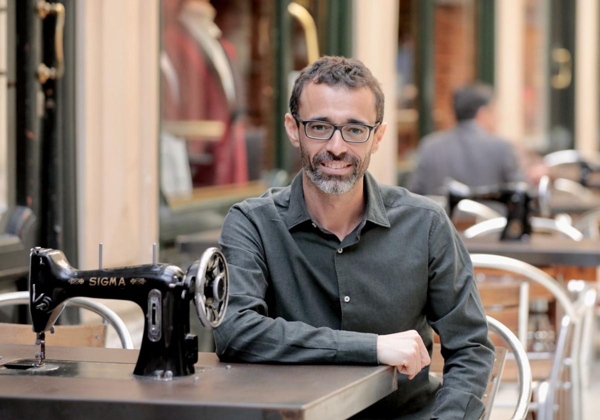 Ibon Martín, en una mesa del bar La Sastrería, en el Pasaje Gutiérrez.
