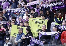 Aficionados portando pancartas en contra de la gestión de Ronaldo.