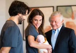 Rania de Jordania con su nueva nieta ante la presencia del rey Abadalá II y el padre del bebé.