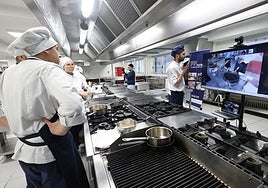 Los alumnos de la Escuela Alcazarén siguiendo la clase magistral impartida desde China