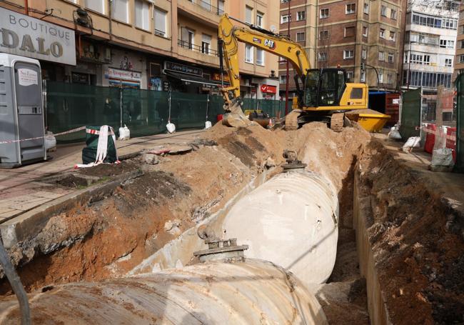 Los depósitos de la antigua gasolinera ya asoman sobre el pavimento de Circular.