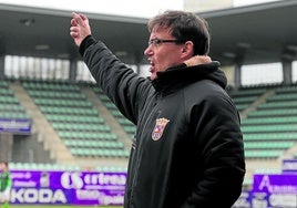 El técnico Jonathan Prado, en un partido en La Balastera.