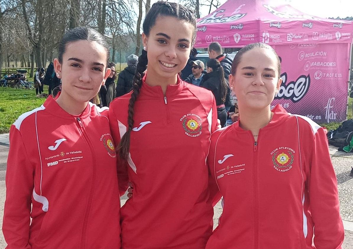 Diana López, escoltada por Vega Muñoz (izquierda) y Clara Ruiz.