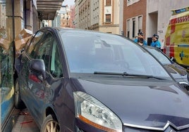 Imagen del vehículo en medio de la acera.
