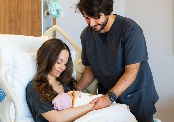 Primera imagen de la Princesa Iman de Jordania y Jameel Thermiotis con su hija Amina Thermiotis en el día de su nacimiento.