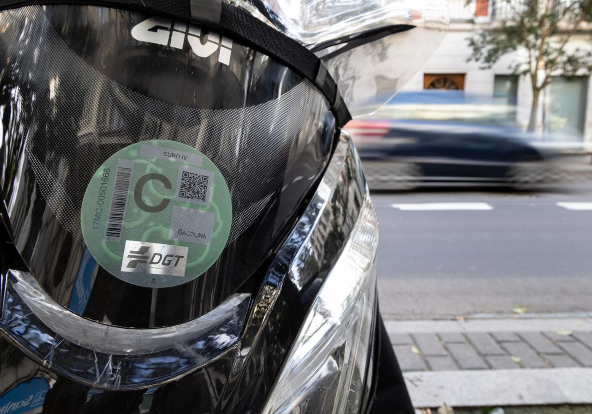 Distintivo medioambiental en una moto estacionada en una calle de Valladolid.