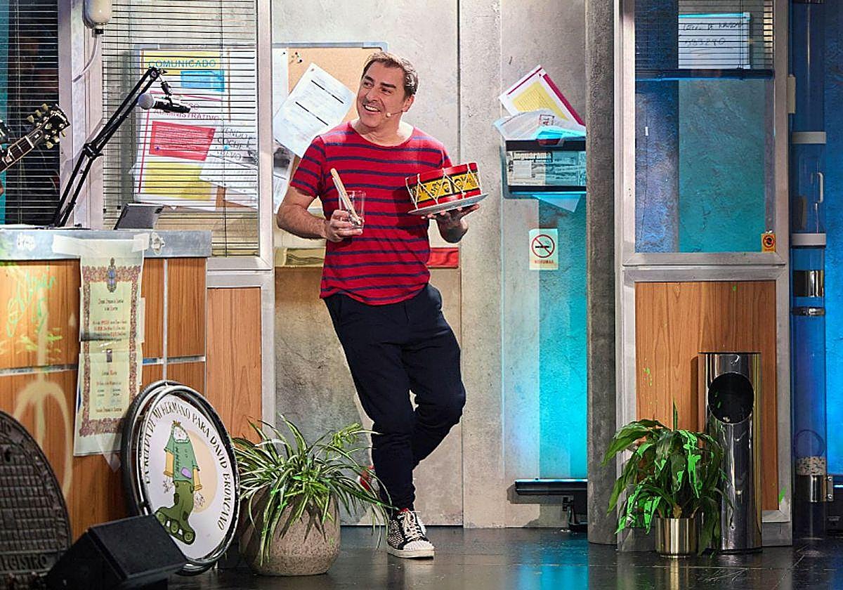 Jordi Roca en 'La Revuelta', con el postre exclusivo para 'La Revuelta'.